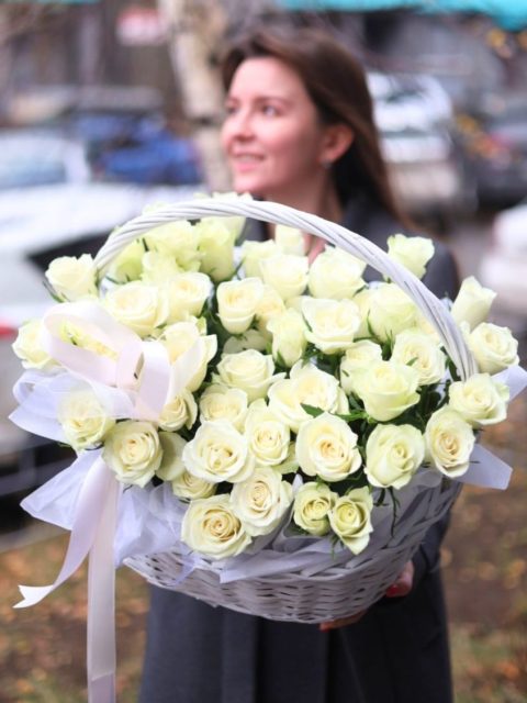 Великолепная корзина из 51 белой розы