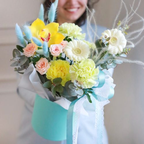 Весенняя композиция с герберами и розами