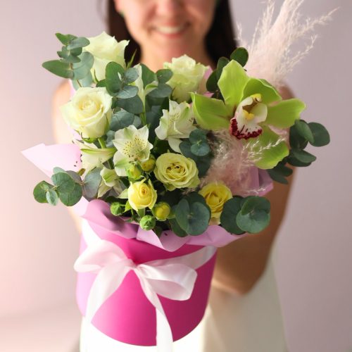 Весенняя композиция с орхидеей и сухоцветами