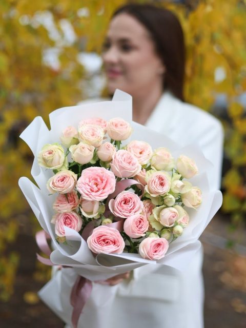 Нежный букет кустовых пионовидных роз