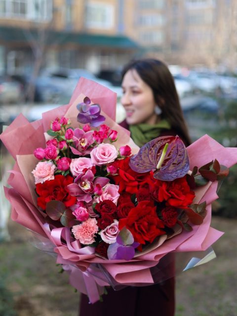 Роскошный букет с крупным антуриумом