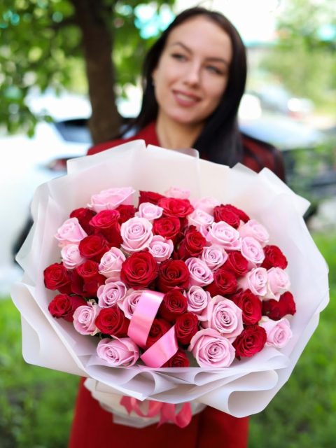 Букет из 51 красной и розовой розы