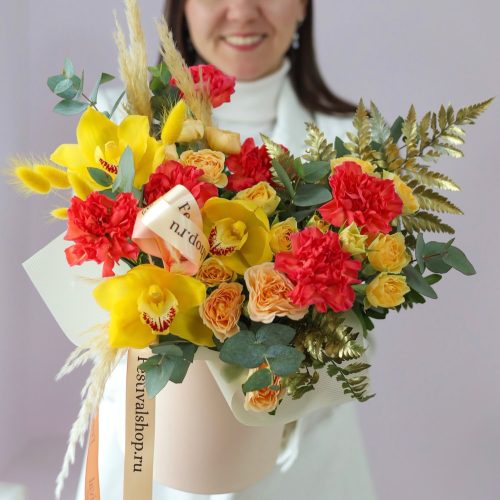 Яркая раскидистая композиция с орхидеями