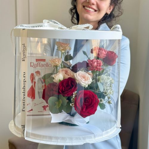 Прекрасная подарочная композиция с конфетами