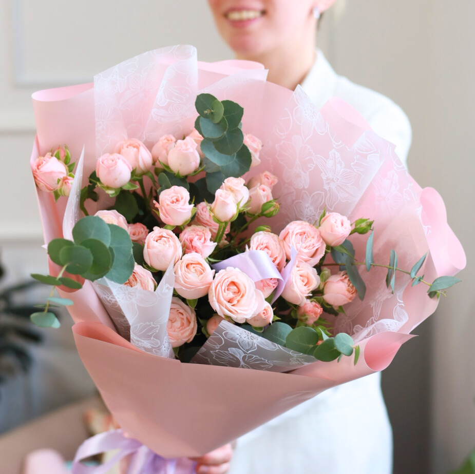 Букет нежных кустовых пионовидных роз