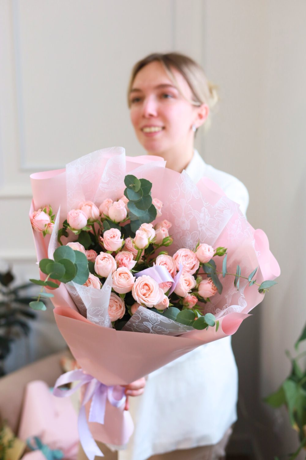 Букет нежных кустовых пионовидных роз — изображение 2