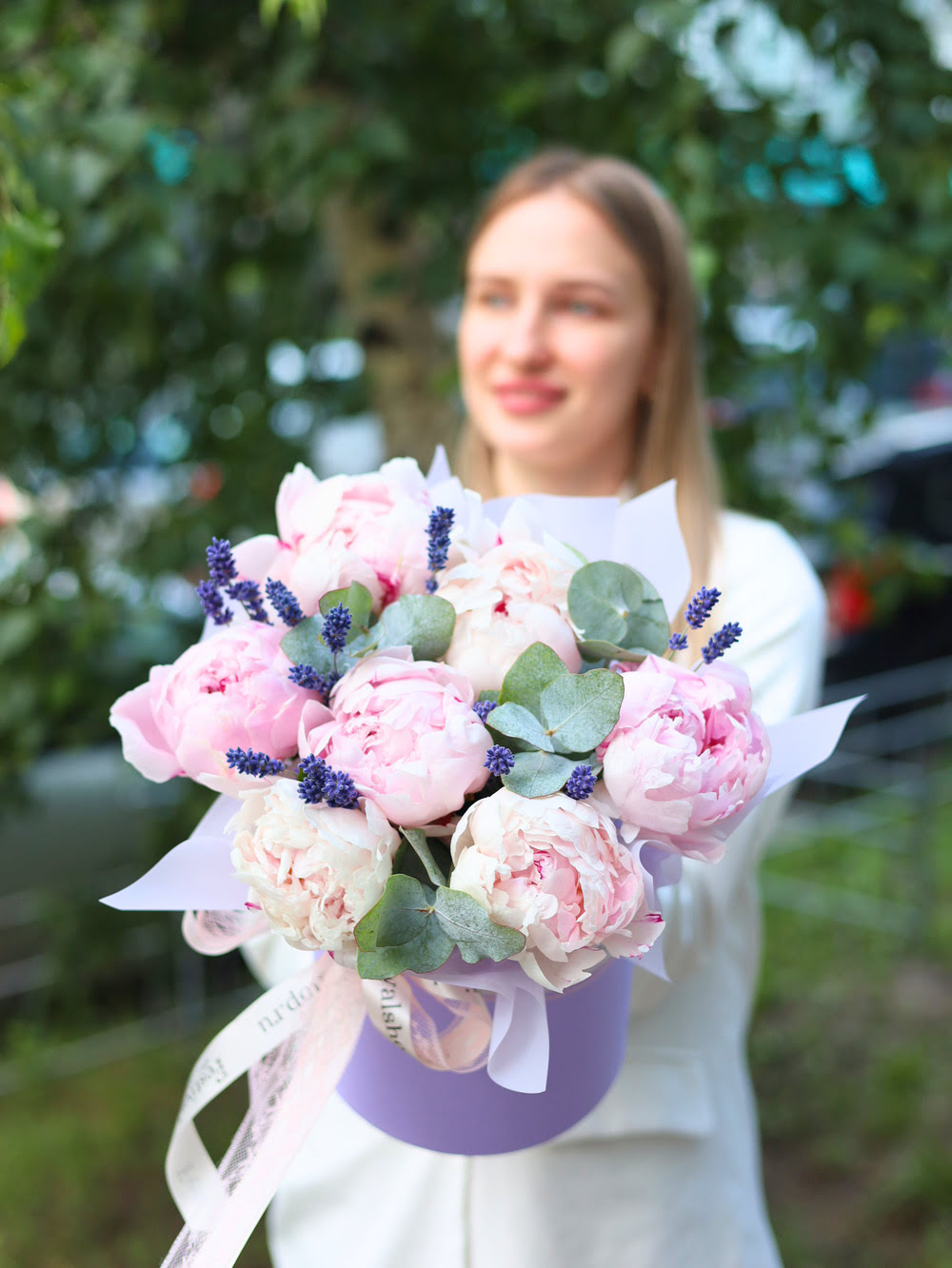 Лавандовая композиция с ароматными пионами — изображение 2