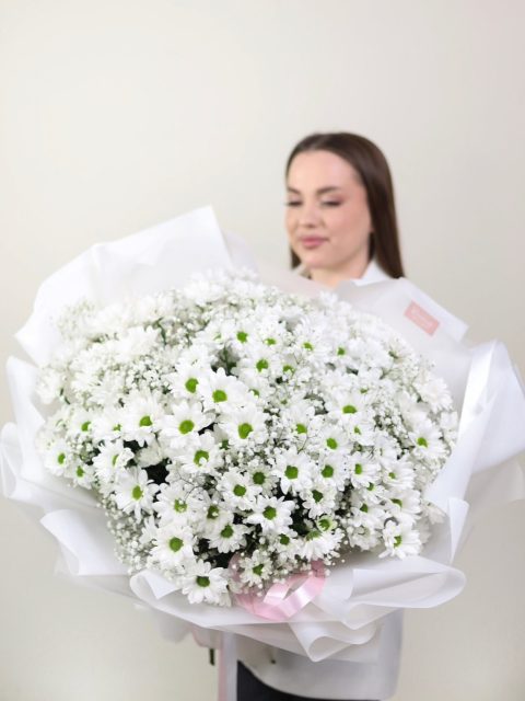 Роскошный букет хризантем и гипсофилы