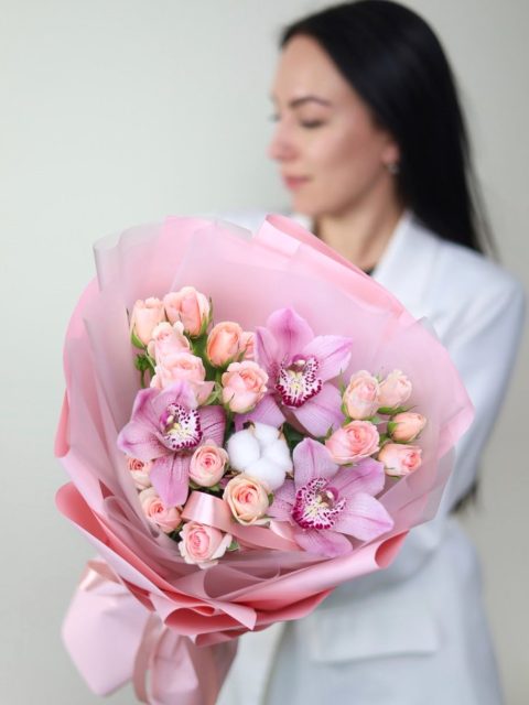 Нежный букет из орхидей и кустовых роз