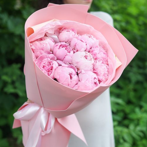 Очаровательный букет ароматных пионов