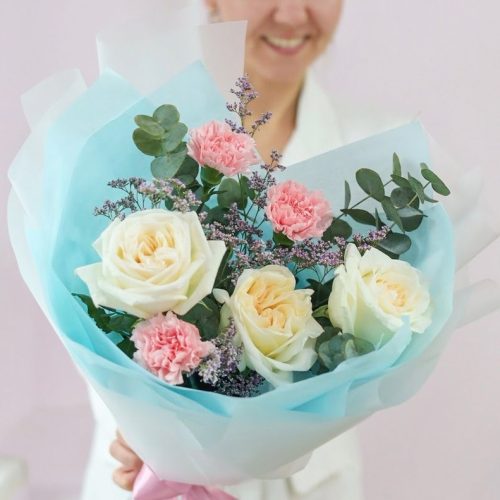 Нежный букет с пионовидными розами