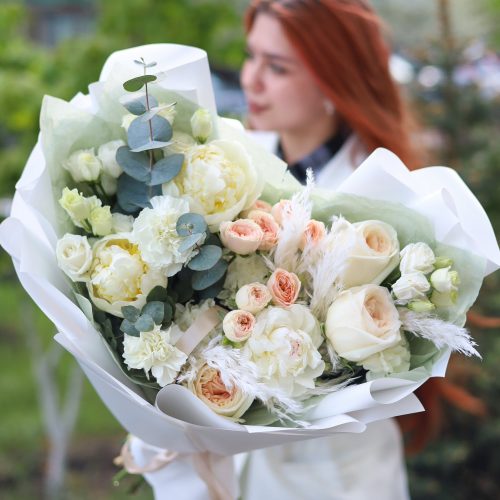 Воздушный букет с белоснежными пионами