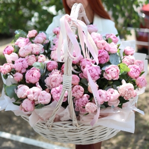 Большая корзина из 51 нежного пиона