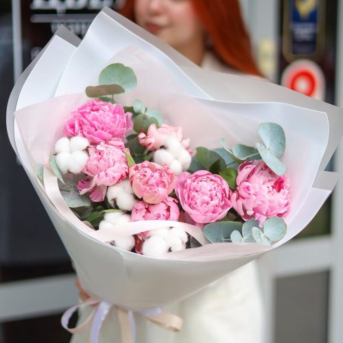 Очаровательный букет пионов с хлопком