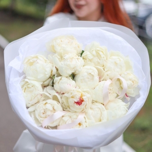 Потрясающий букет белых пионов