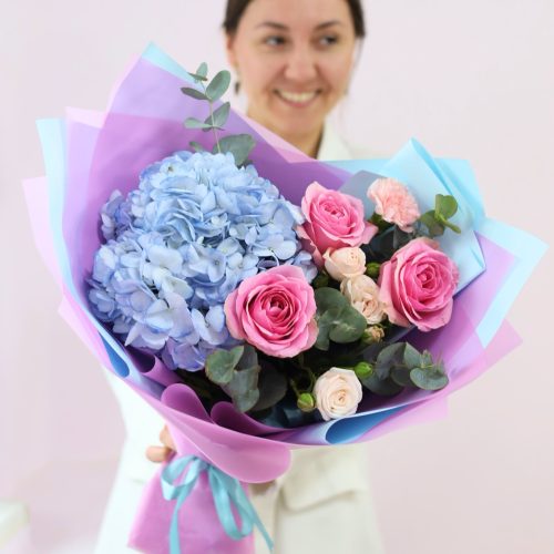 Стильный букет с гортензией и розами