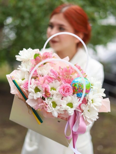 Нежная композиция с глобусом