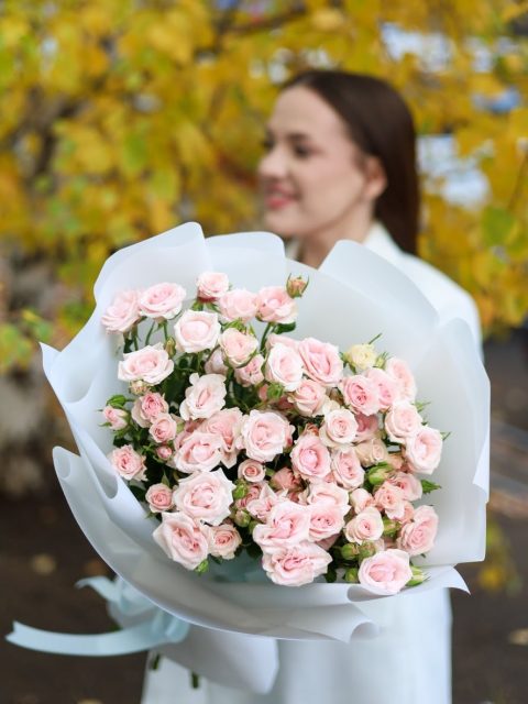 Букет нежных кустовых роз