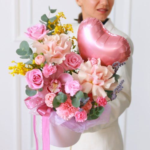 Великолепная композиция с мимозой и шаром