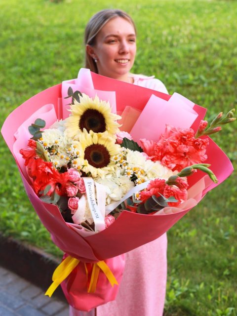 Роскошный букет с крупными подсолнухами