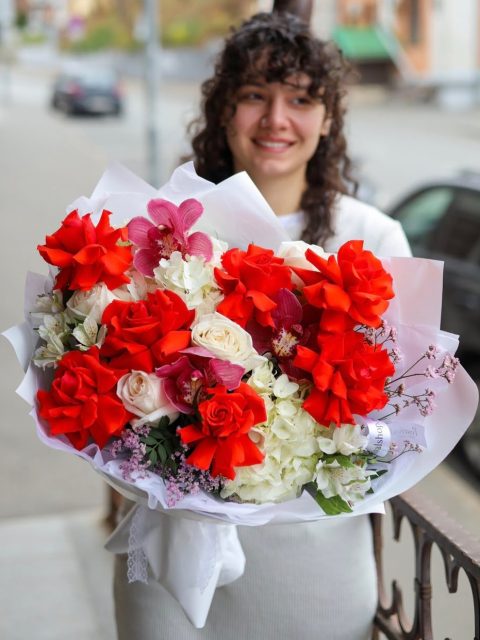Великолепный авторский букет с орхидеями
