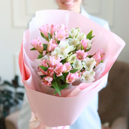 Нежный букет стойкой альстромерии