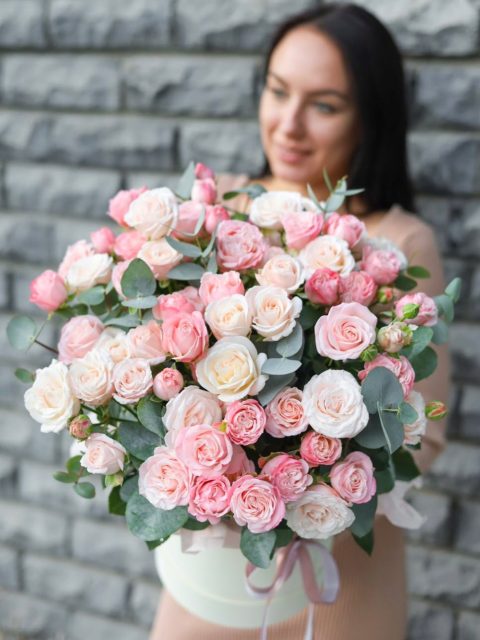 Коробка нежных кустовых пионовидных роз