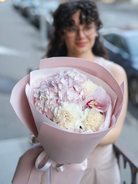 Чудесный букет с гортензией и диантусами
