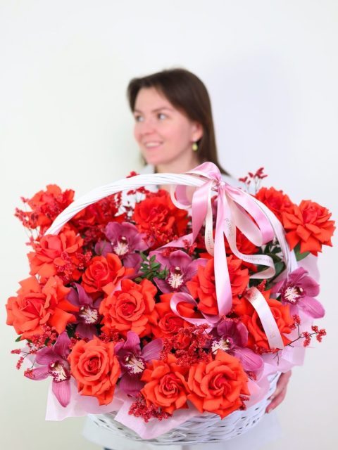 Роскошная корзина французских роз и орхидей