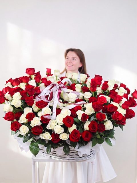 201 эквадорская роза в корзине