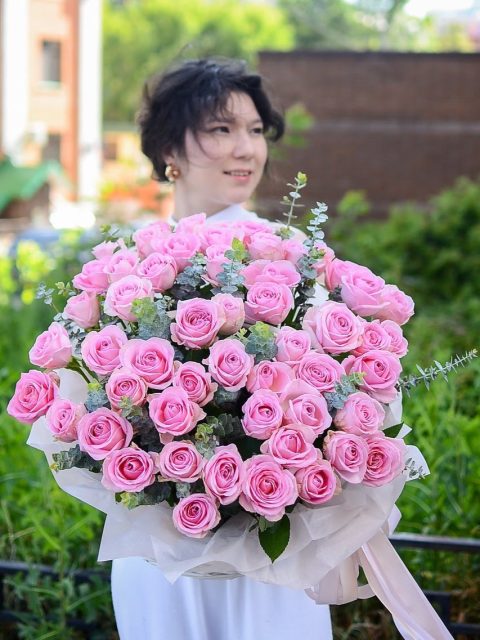 51 розовая роза в корзине