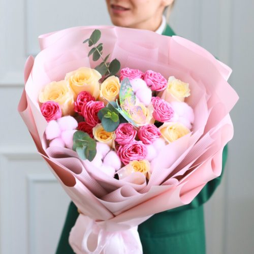 Букет ярких роз и хлопка