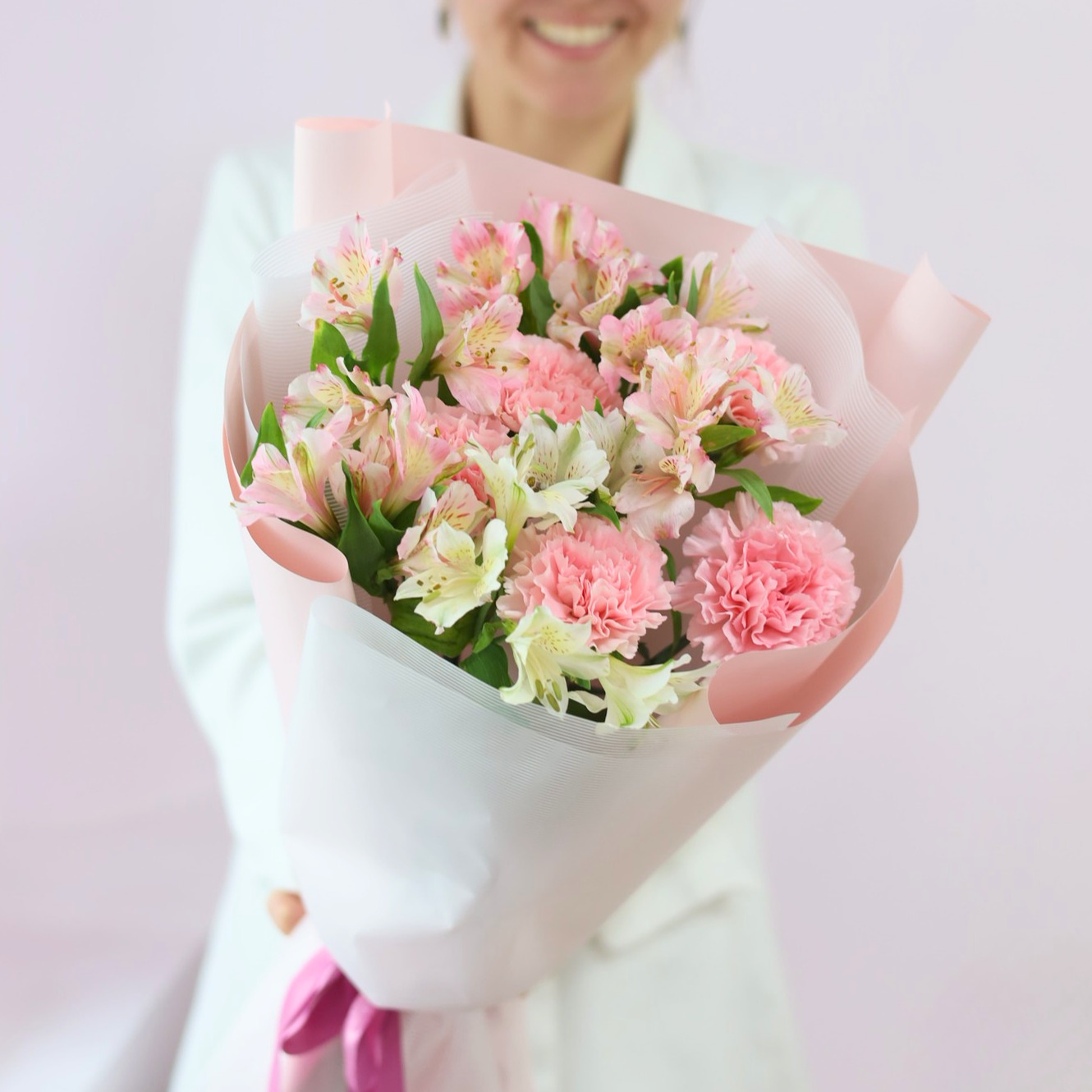 Нежный букет со стойкими цветами