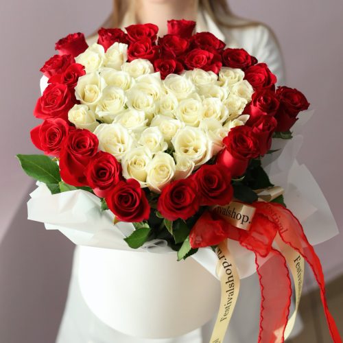 Композиция сердце из 51 розы