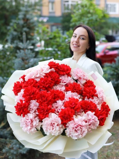 Роскошный букет премиальных французских роз