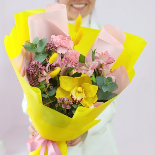 Солнечный букет со стойкими цветами
