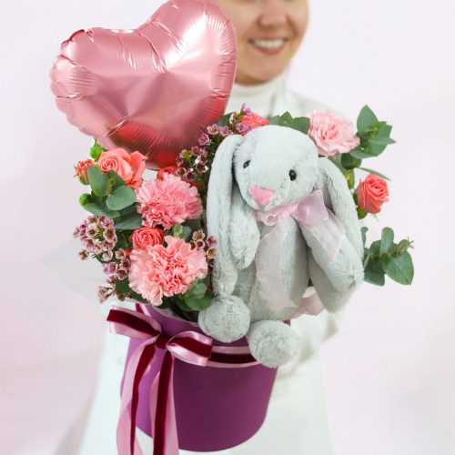 Очаровательная композиция с зайкой и шаром