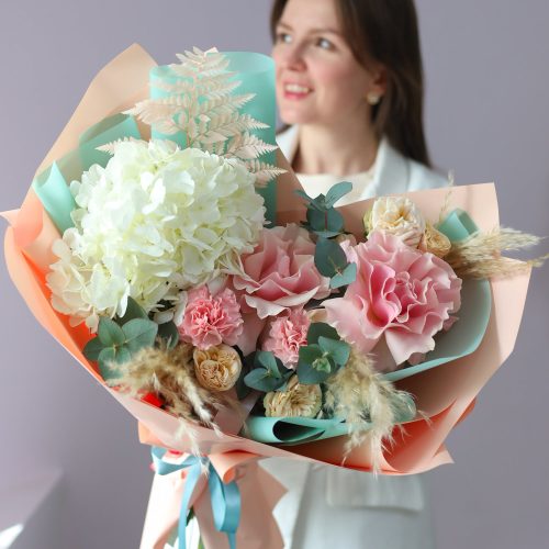 Раскидистый букет с гортензией и сухоцветами