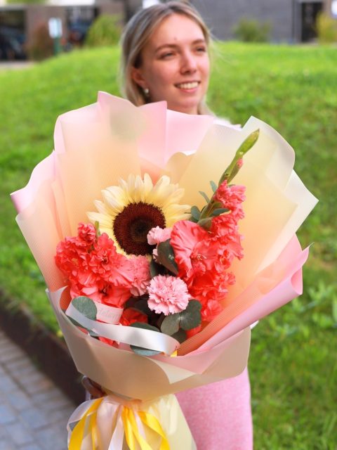 Великолепный летний букет с гладиолусами