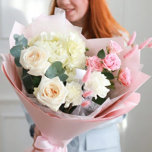 Очаровательный букет с ароматными пионовидными розами