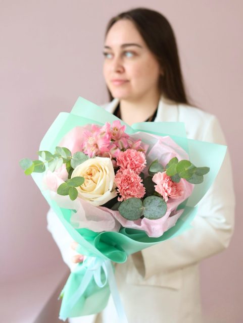 Стойкий букет с ароматной розой