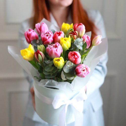 Яркая композиция пионовидных тюльпанов