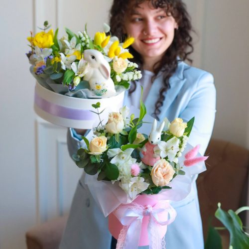 Весенняя композиция "Зайка в саду"