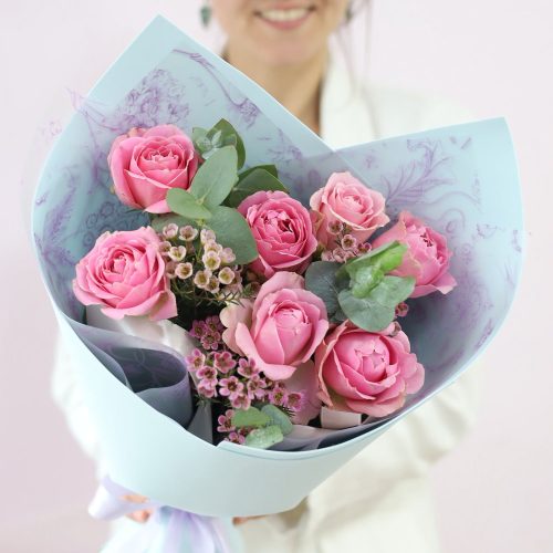Букет нежных розовых роз с эвкалиптом