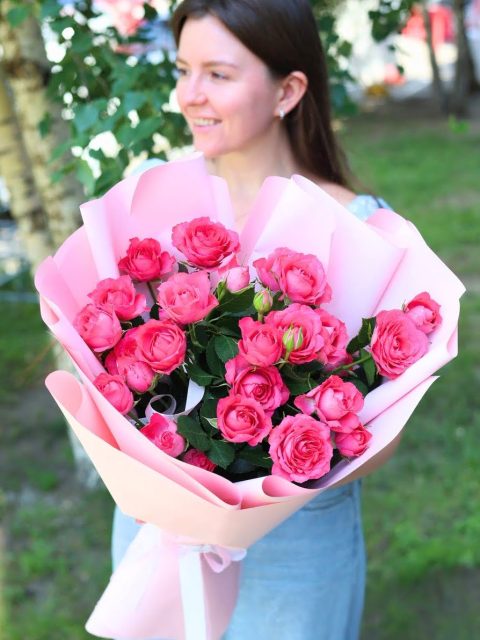 Прекрасный букет крупных кустовых роз