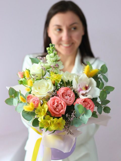 Весенняя композиция с розами и орхидеей