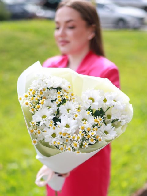 Стойкий и ароматный букет ромашек и хризантем