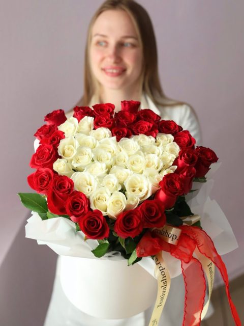 Композиция сердце из 51 розы
