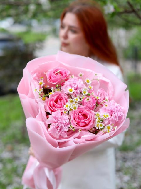 Очаровательный букет с розами и диантусами