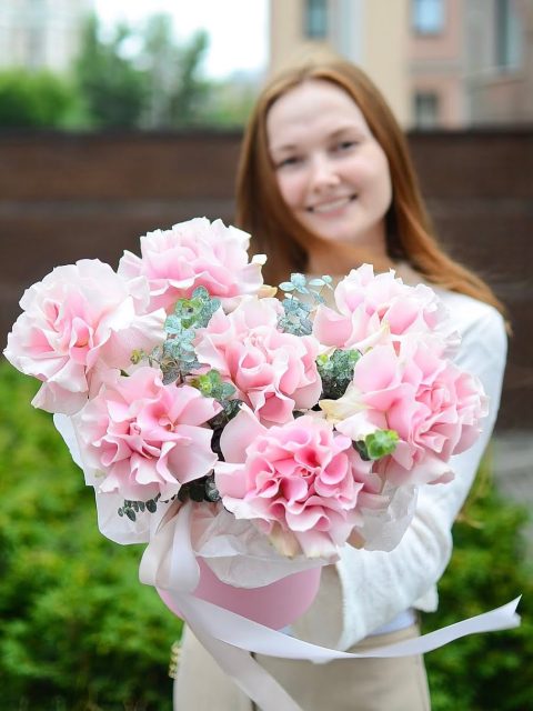 Нежные французские розы в шляпной коробке